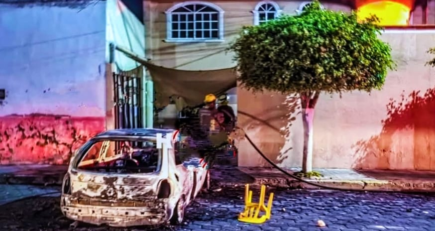 ¡¡ 🚨 GOLPEARON A UN VENDEDOR AMBULANTE HASTA DEJARLO INCONSCIENTE, EN RESPUESTA UNA TURBA QUEMÓ SU CASA 🚨 !!