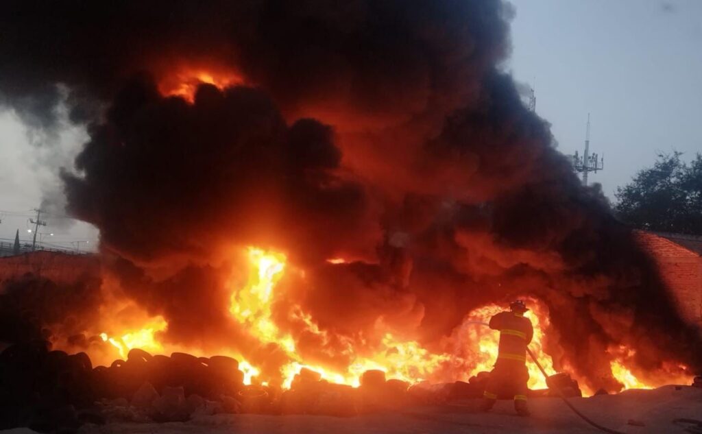 Más de mil llantas se incendiaron en la colonia del Valle