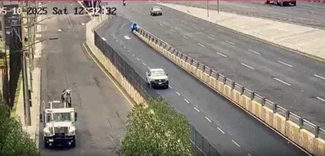 ¡¡ 🚨 AUTOMOVILISTA TOMA JUSTICIA POR SU PROPIA MANO Y ARROLLA A DOS CRIMINALES 🚨 !!