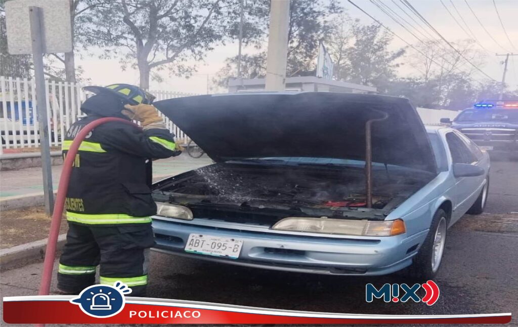 Sofocan bomberos vehículo en avenida Guadalupe González