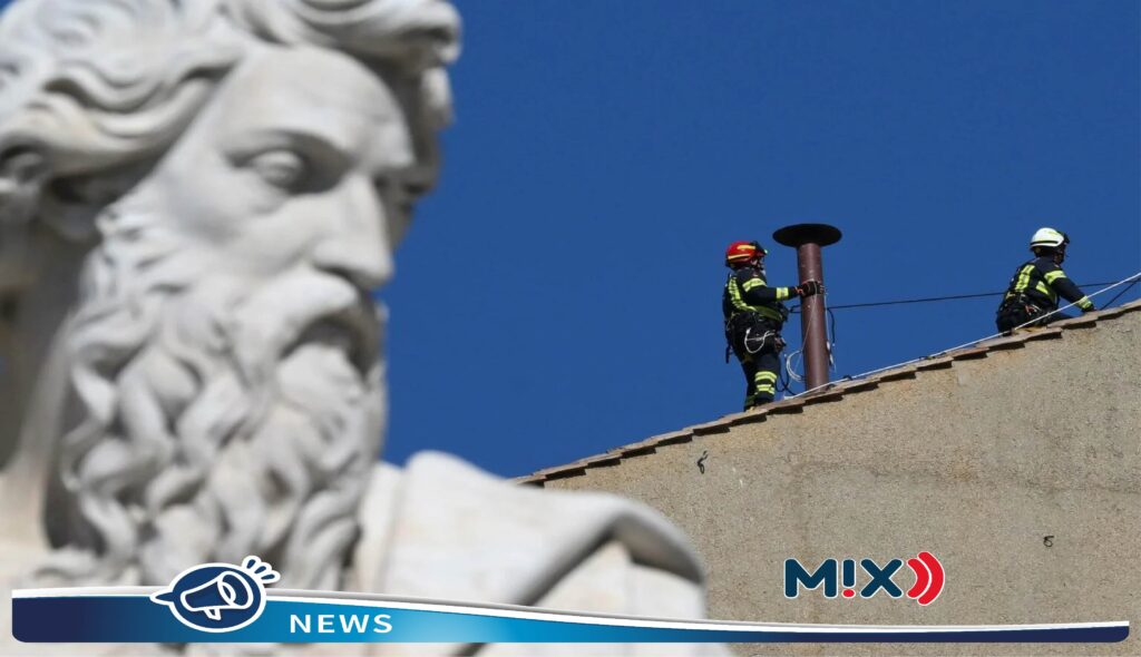 Para cónclave, tras muerte del papa Francisco, instalan chimenea en la Capilla Sixtina