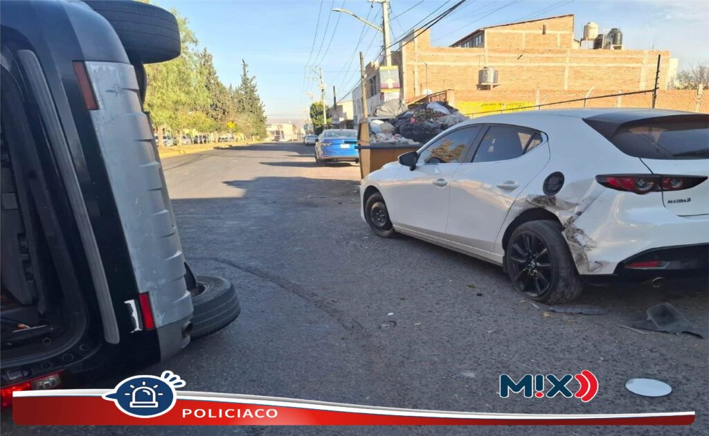 Atienden reporte de choque múltiple y posterior volcadura en Jesús María