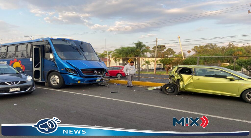 Policía Vial atiende choque entre autobús y auto en norte capitalino