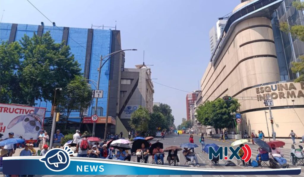 Tras 14 días de protestas, CNTE bloquea Reforma, tránsito colapsado, amagan con seguir