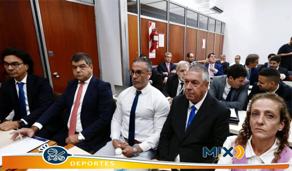 Por acusación de juez de autorizar documental, suspenden juicio a médicos de Maradona