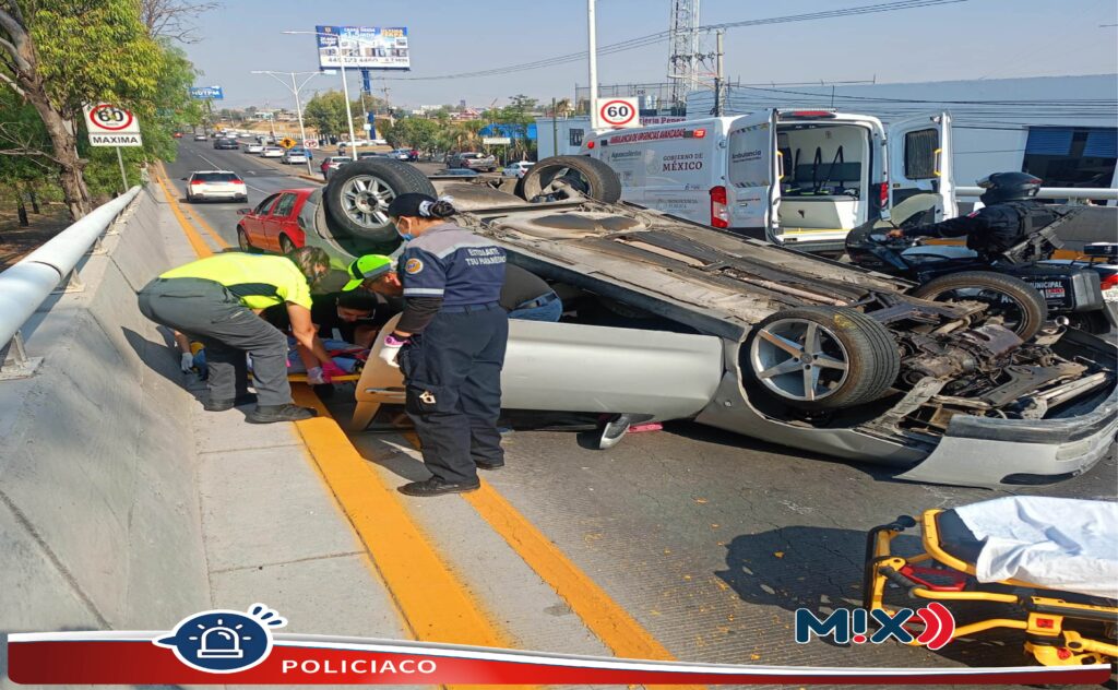 Conductora se volcó en Parras