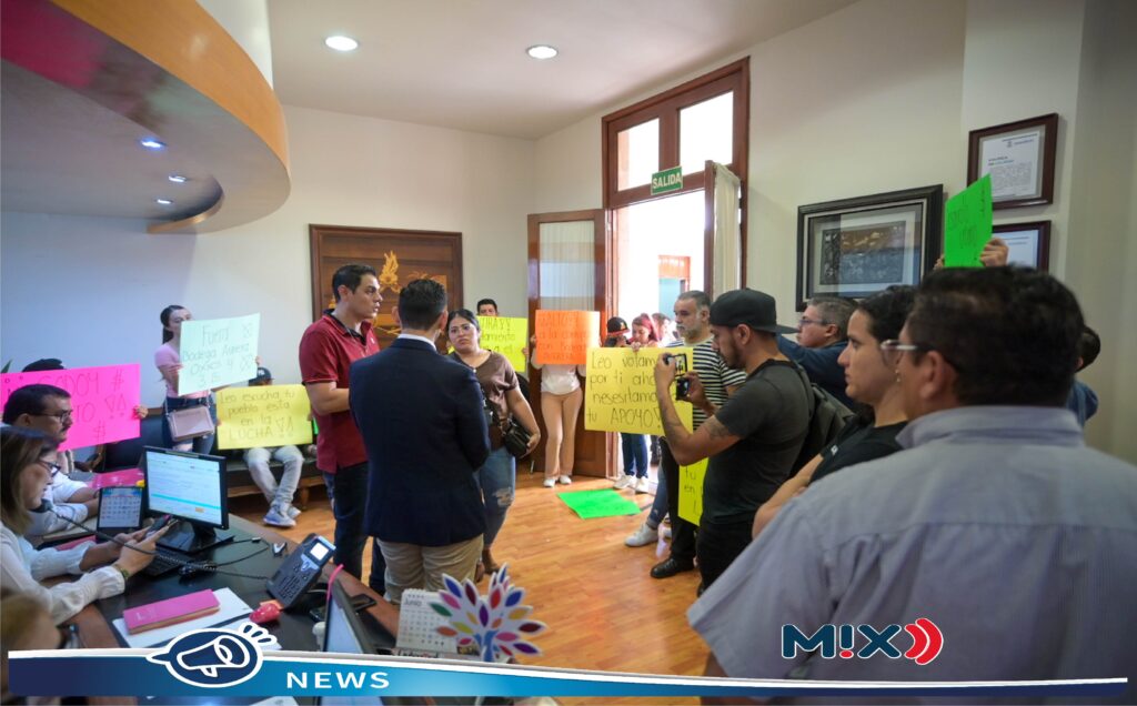 Abarroteros se manifiestan en Palacio Municipal contra tienda de conveniencia