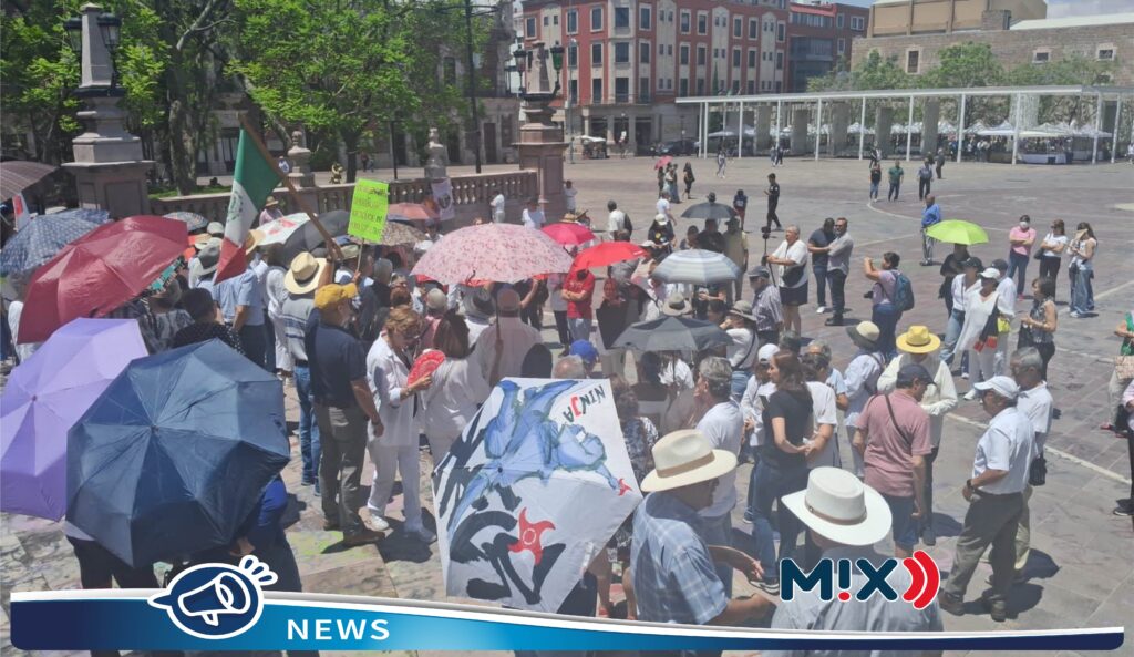 Fuera Morena, democracia y libertad reclaman manifestantes en Plaza Principal