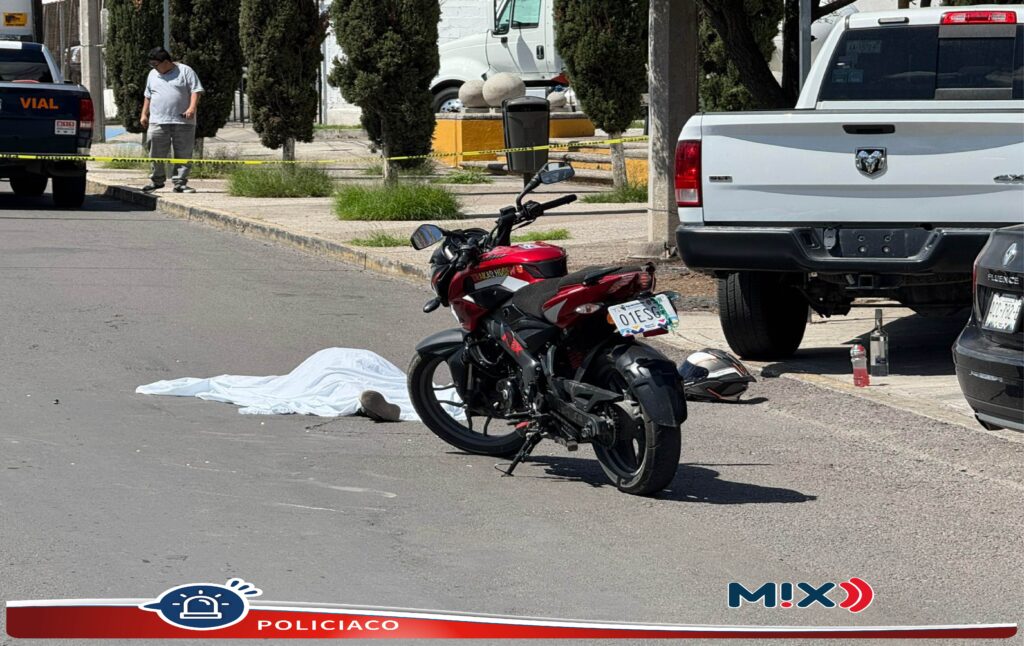 Mujer fall3c3 tras accidente en motocicleta sobre Avenida Aguascalientes