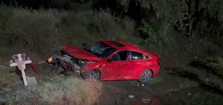 🚨 ¡¡ A EXCESO DE VELOCIDAD Y ALCOHOLIZADOS, TERMINAN SU VIAJE EN UNA ZANJA !! 🚨