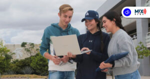 Dan a universitarios becas del 100%