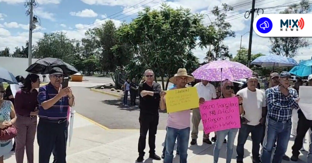 Se manifiestan jubilados y exigen pago de pensiones en salarios mínimos