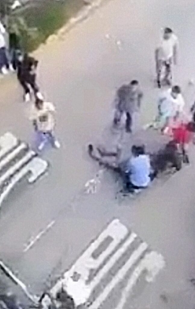 🚨 ¡¡ ATROPELLÓ A UNA PERSONA, Y CUANDO LE RECLAMARON, LO REMATÓ !! 🚨