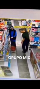 🚨 ¡PADRE PATEA A SU HIJO DE 5 AÑOS EN PLENO MERCADO! 🚨 😡👦💔