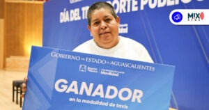 Por su empatía y servicio, reconocen a Martha, la taxista