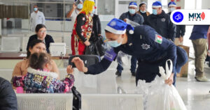 Policía estatal juega y alegra a niños en tratamiento oncológico