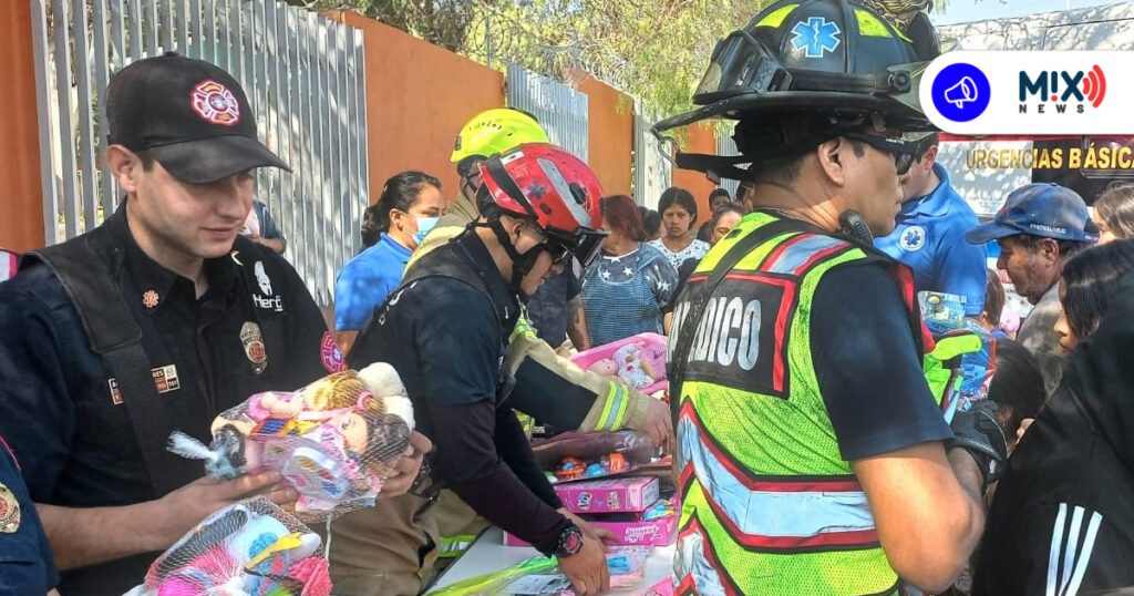 Bomberos entregan juguetes donados por la ciudadanía a pequeños en comunidades
