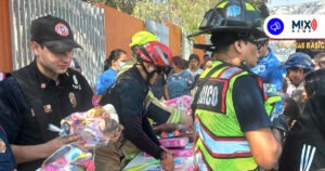 Bomberos entregan juguetes donados por la ciudadanía a pequeños en comunidades