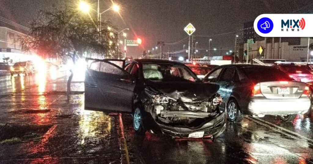 Apenas llueve, los autos chocan en Aguascalientes