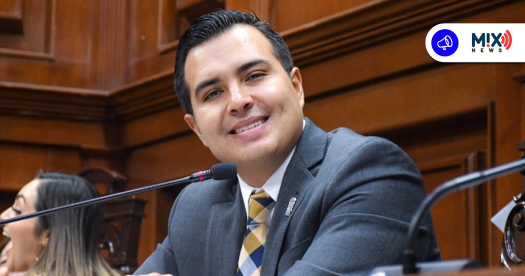 Regañan a diputados que juegan y se distraen en las sesiones