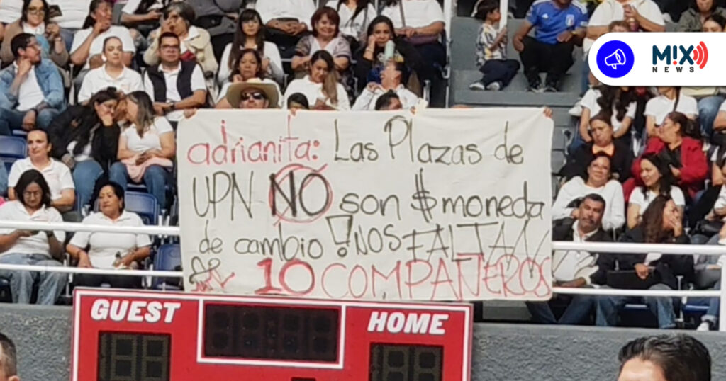 Abucheos, gritos y una manta protestante para Adriana Ochoa.