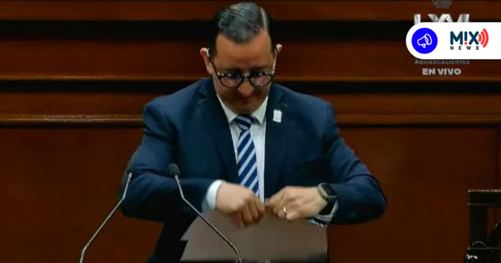 Revive el show en el Congreso, con todo y cartulinas