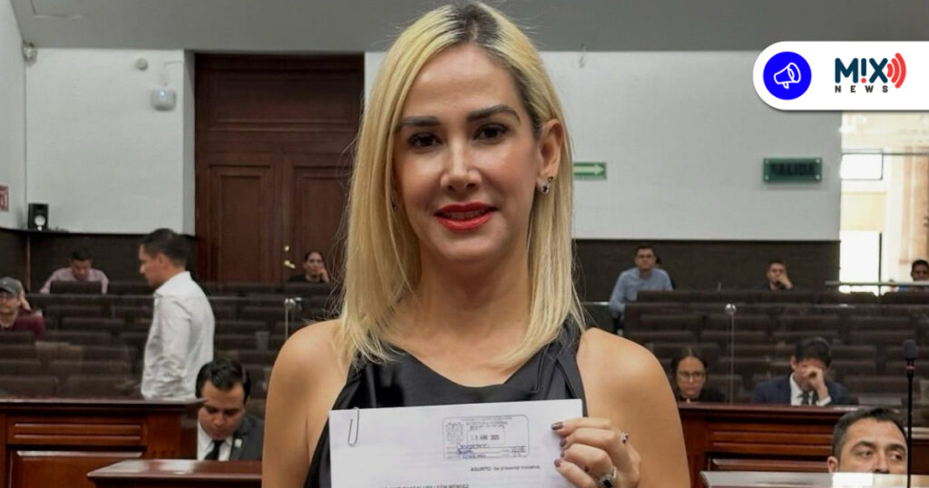 Te alineas porque te alineas. Dany López se cuadra con MC… la emecista rebelde se subió a tribuna y ahora sí se puso la camiseta naranja…
