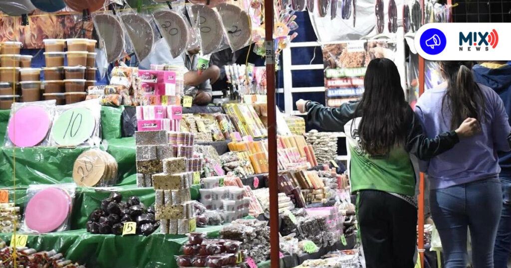 Tianguis de Muertitos abarrotado, Mercados vigila permisos y seguridad